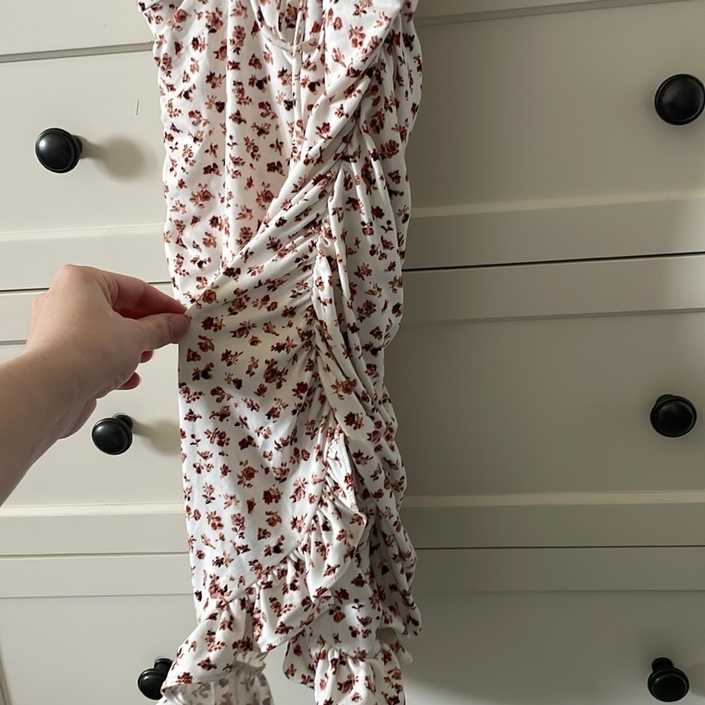 Urban Outfitters Women’s White Ditsy Floral Ruched Cottagecore Ruffle Hem Dress - Picture 4 of 10